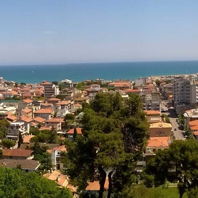 https://www.premiumvillas.it/wp-content/uploads/2017/01/Panoramica_dal_Belvedere_di_Giulianova-640x640.jpg