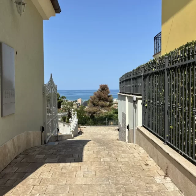 https://www.premiumvillas.it/wp-content/uploads/2026/03/incanto-AZZURRO-ROOM-4-640x640.webp